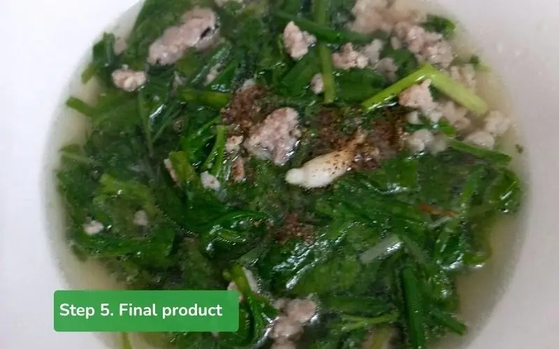 The green mustard greens soup with minced pork has harmonious colors and an appealing aroma