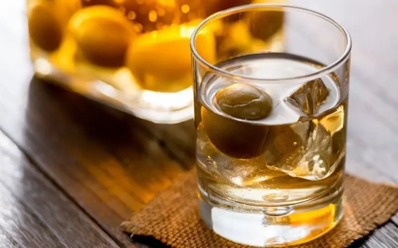 There are many ways to enjoy Japanese plum wine, from on-the-rocks to creative cocktails