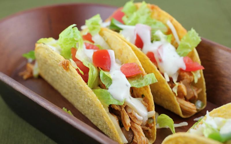 Tacos nhân heo BBQ và bắp cải trộn đậm đà, lạ miệng