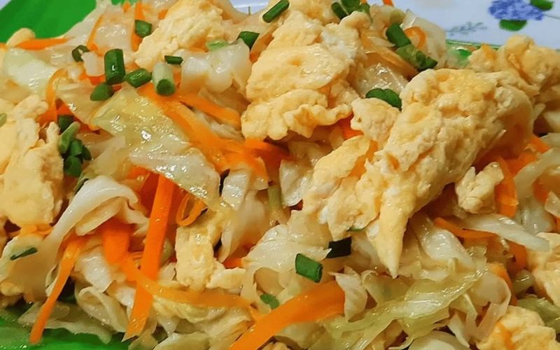 Bắp cải xào trứng là món dễ làm, giòn ngọt và béo ngậy