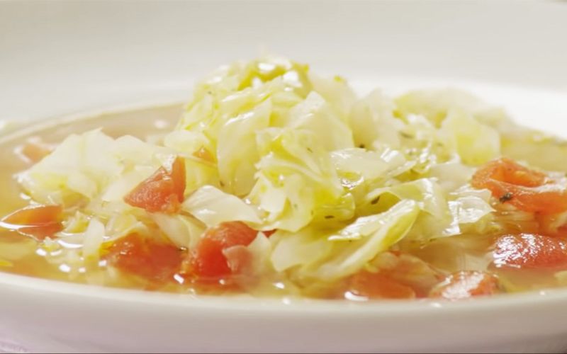 Canh bắp cải cà chua thanh mát, chua dịu, rất hợp cho ngày nắng nóng