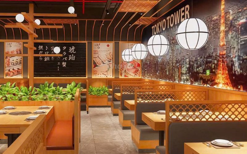 Không gian gỗ ấm cúng và bàn nướng Yakiniku ngay tại chỗ 