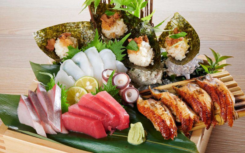 Set đồ ăn hấp dẫn với sushi, sashimi, nigiri và món khai vị tươi ngon, đẹp mắt