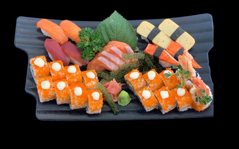 Phần sushi & sashimi màu sắc bắt mắt với nguyên liệu tươi ngon, giá hợp lý