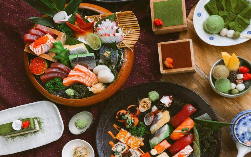 Combo sushi & matcha parfait tươi ngon, trình bày tinh tế