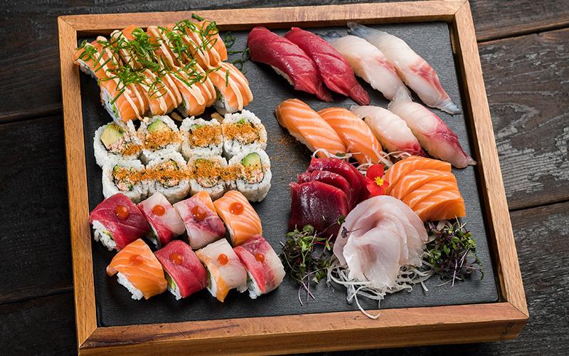 Mâm sushi & sashimi đầy màu sắc, cá tươi mềm