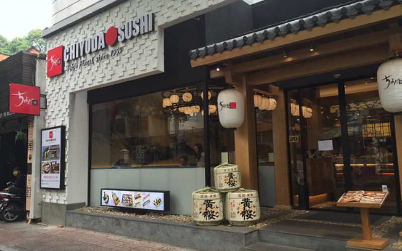 Không gian đậm chất Nhật với cổng Torii và ánh sáng ấm áp