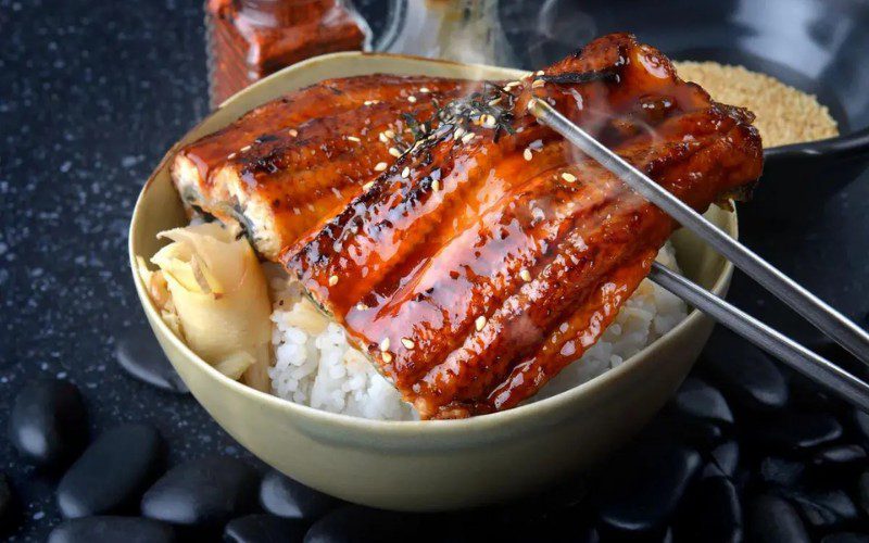 Cơm lươn nướng than hoa – đặc sản giàu dinh dưỡng và hương vị khó quên.