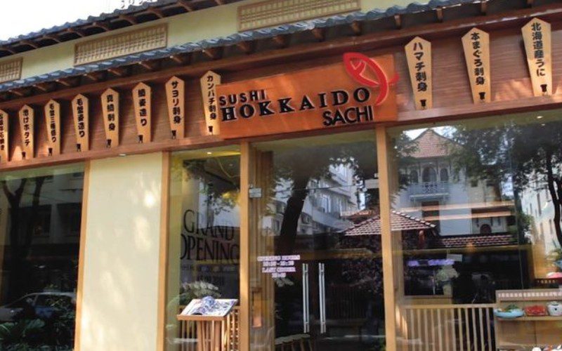 Không gian ngoài quán mang vẻ năng động, nhưng vẫn giữ được vẻ thanh lịch, tinh tế