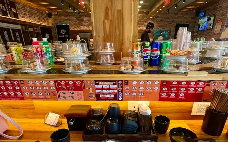 Khu bếp mở của Mikado Sushi mang đến trải nghiệm thú vị và đặc biệt cho thực khách