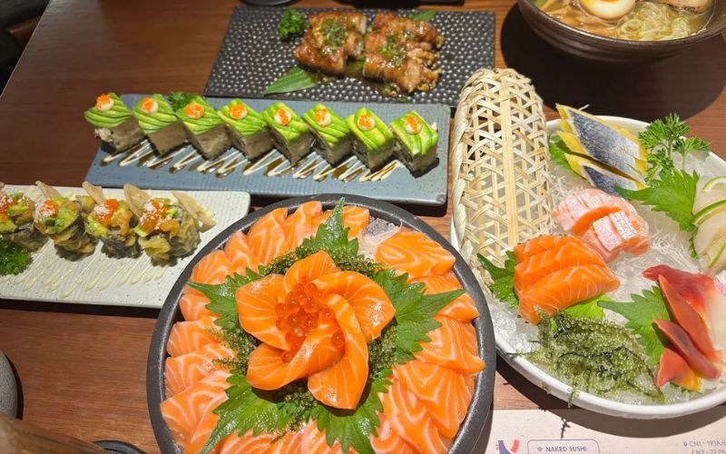 Sashimi và sushi được trình bày đẹp mắt, giữ trọn hương vị tự nhiên
