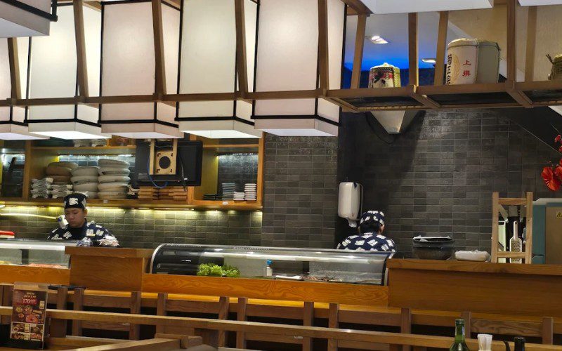 Quầy bar mở của iSushi mang đến trải nghiệm ẩm thực mới lạ cho thực khách