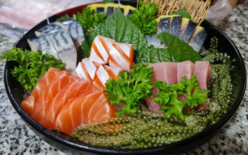 Sushi và sashimi nổi bật, trình bày đẹp mắt và tươi sống