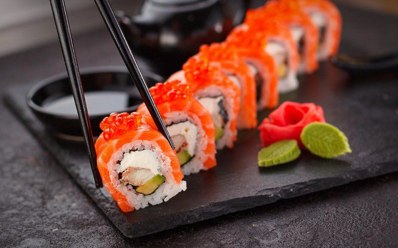 Sushi và sashimi tươi ngon, bày trí tinh tế và hấp dẫn
