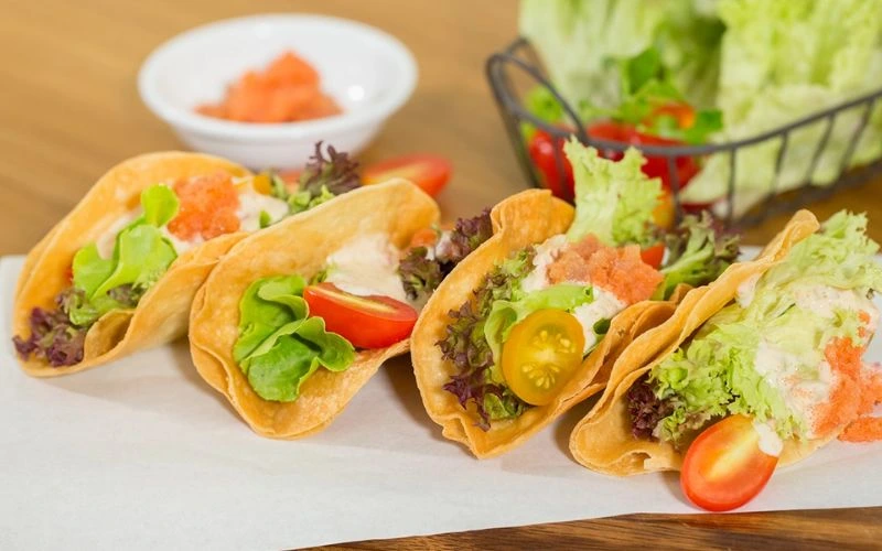 Ăn kèm trứng cá tuyết với rau củ, thịt cá để đảm bảo khẩu phần cân đối
