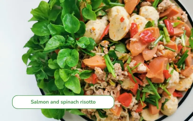 Salmon and spinach mixed rice is nutritious and easy to make