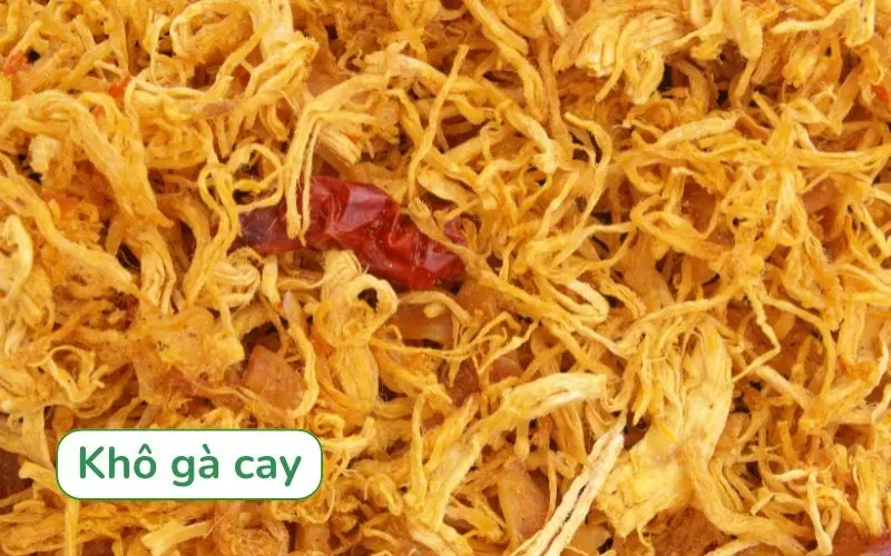 Khô gà cay giòn dai, mặn ngọt, là món ăn vặt được nhiều người ưa chuộng