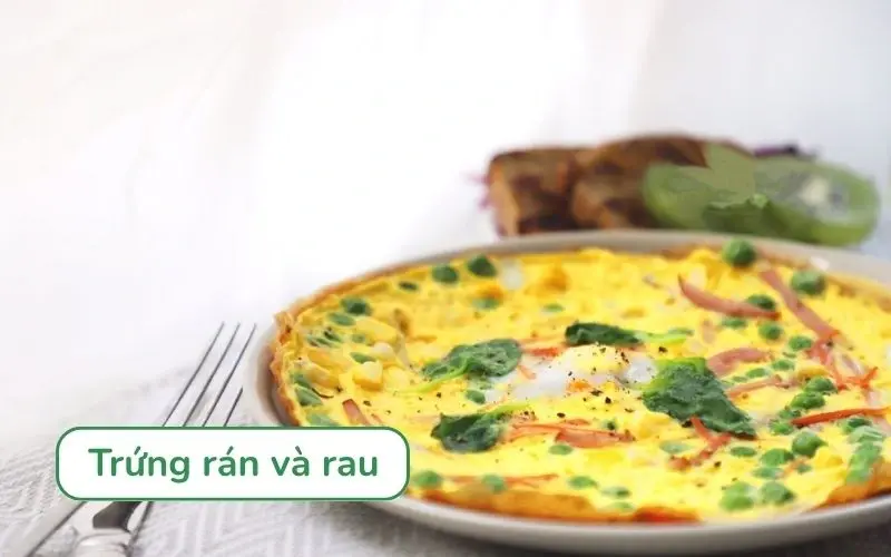 Trứng rán và rau cân bằng dinh dưỡng, giàu vitamin và protein