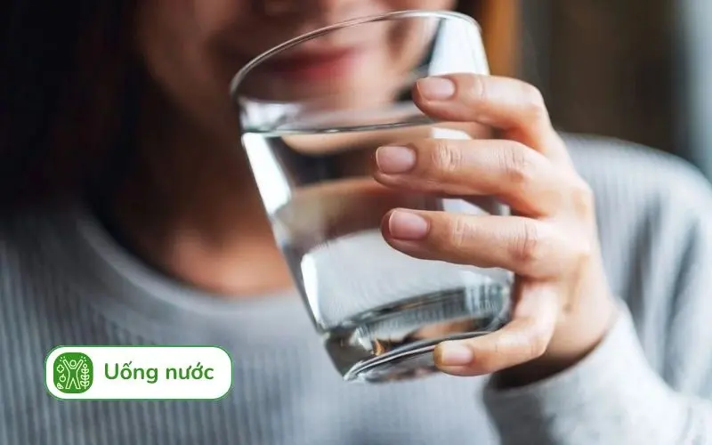 Uống đủ nước mỗi ngày giúp giảm nhầm lẫn giữa đói và khát