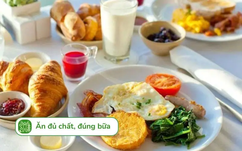 Bữa ăn cân bằng giúp no lâu và hạn chế ăn vặt không cần thiết