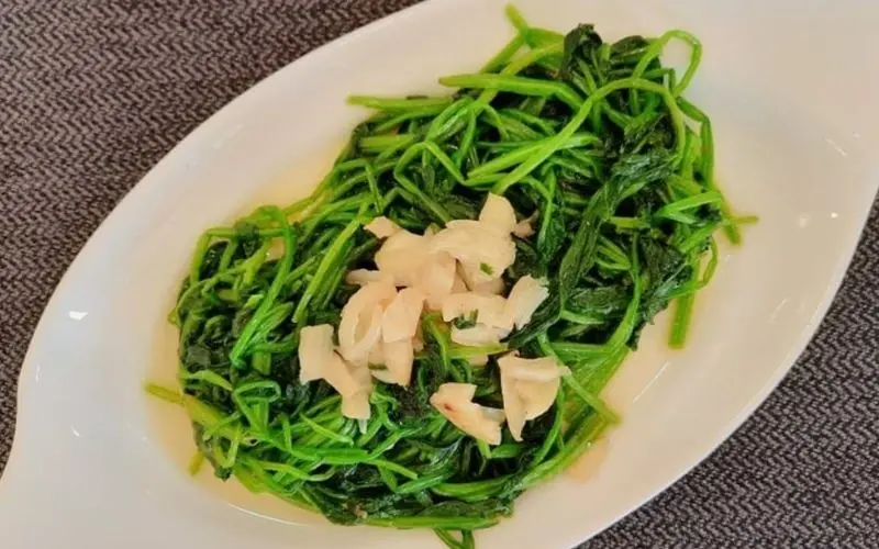 Cải bó xôi là loại rau rất giàu vitamin, khoáng chất cùng các chất chống oxy hóa tốt cho sức khỏe