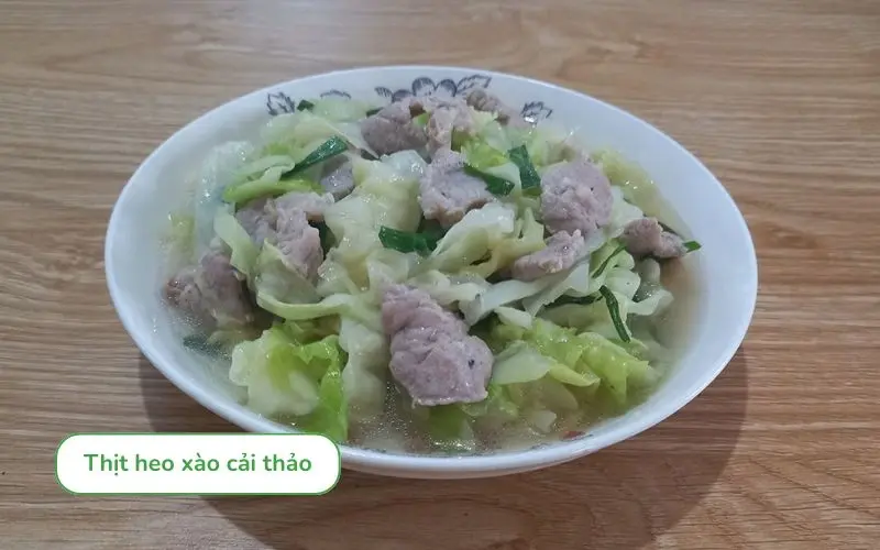  Thịt heo xào cải thảo mềm ngọt và giòn thơm