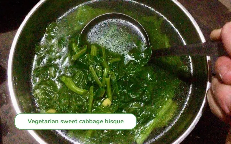 Light vegetarian choysum soup with natural sweetness from mushrooms