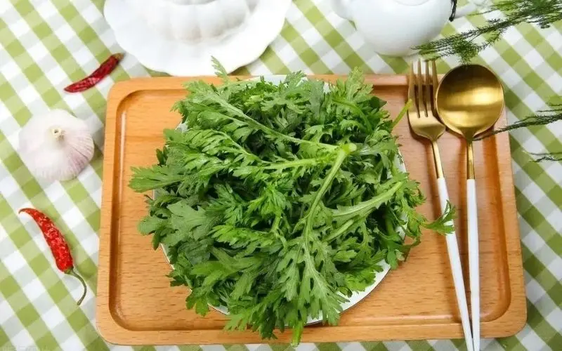 Fresh, green, and young chrysanthemum greens will make the soup sweet and fragrant