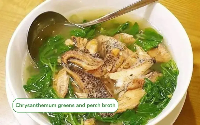 A rich-flavored snakehead fish crown daisy soup, suitable for chilly days