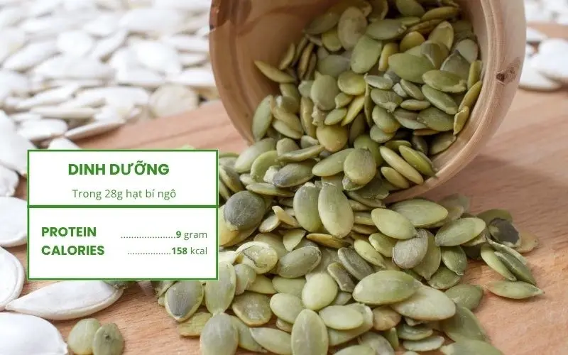 Hạt bí ngô giàu protein thực vật, magie, kẽm và chất chống oxy hóa, giúp cân bằng đường huyết