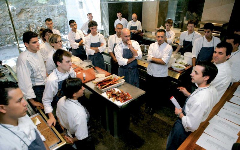 Đội ngũ nhân viên chuyên nghiệp chính là bộ mặt của nhà hàng