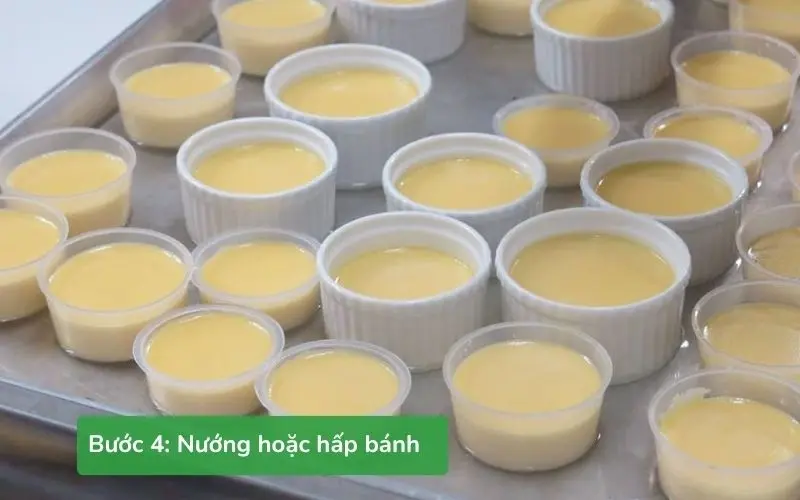 Khuôn bánh được đặt vào khay nước hoặc hấp cách thủy chuẩn bị nướng/hấp