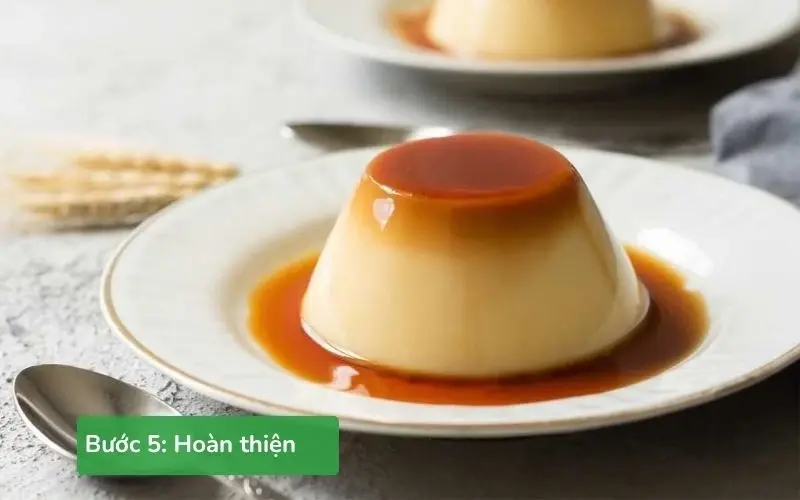 Khuôn bánh được đặt vào khay nước hoặc hấp cách thủy chuẩn bị nướng/hấp