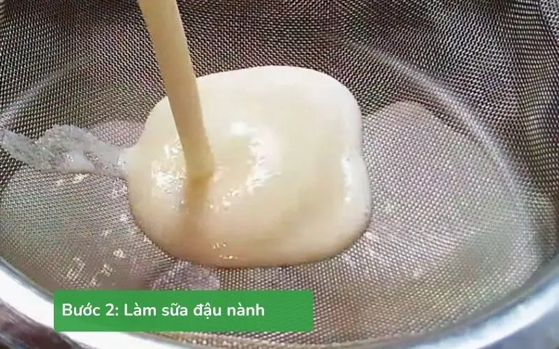 Sữa đậu được lọc mịn và đun kỹ để giữ hương thơm tự nhiên