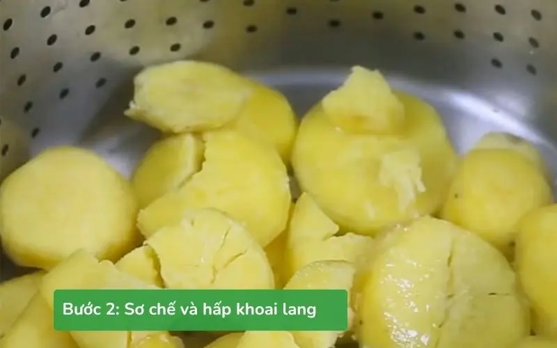 Khoai lang được gọt vỏ, cắt khoanh và hấp chín mềm