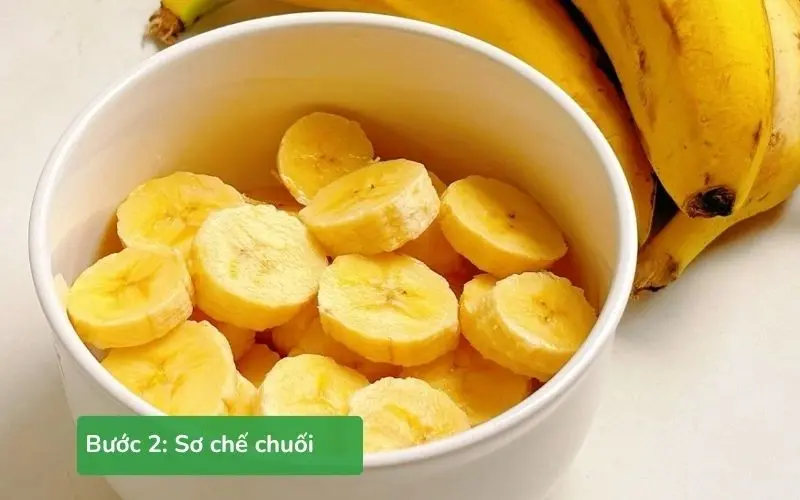 Chuối tây được cắt lát mỏng và ướp đường để ngấm vị