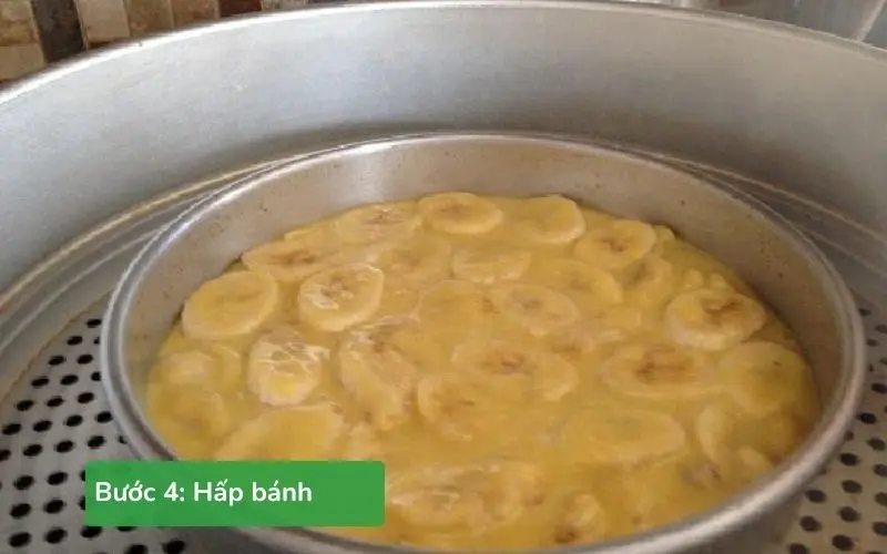 Khuôn bánh được đặt vào nồi hấp cách thủy cho đến khi bánh chín trong