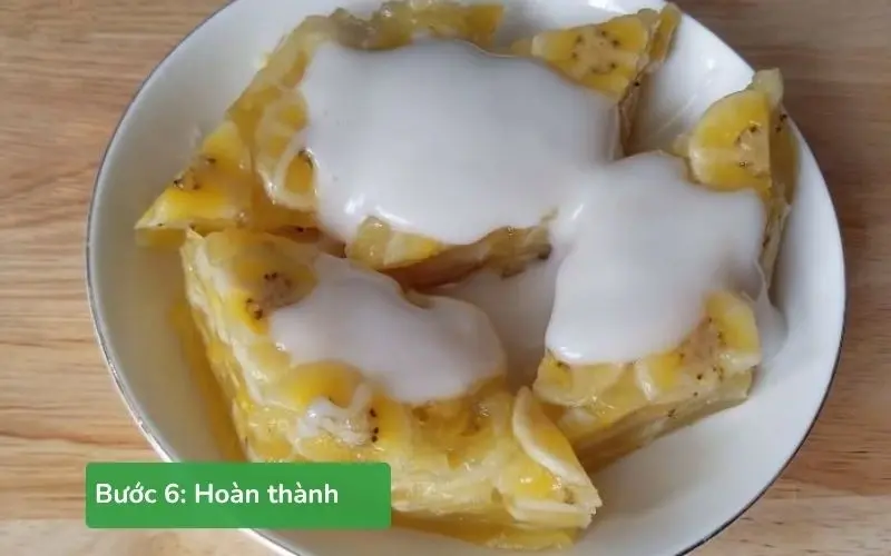 Bánh chuối hấp hoàn thiện, rắc vừng rang thơm và thưởng thức