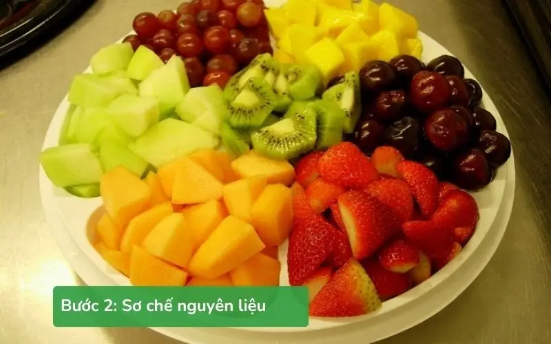 Các loại trái cây tươi ngon đã được chuẩn bị sạch và cắt nhỏ