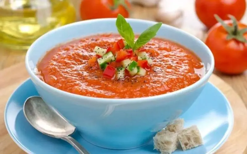 Hot tomato soup helps you feel full while supporting weight loss