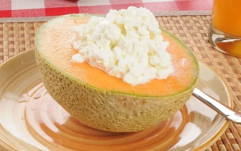 Cottage cheese and cantaloupe - a protein-rich, refreshing snack
