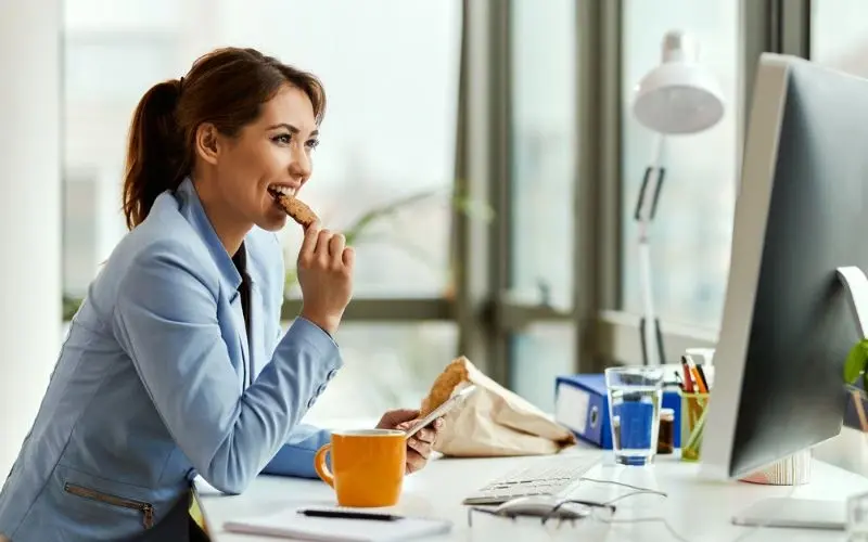 Snacking at the right time helps effectively control weight