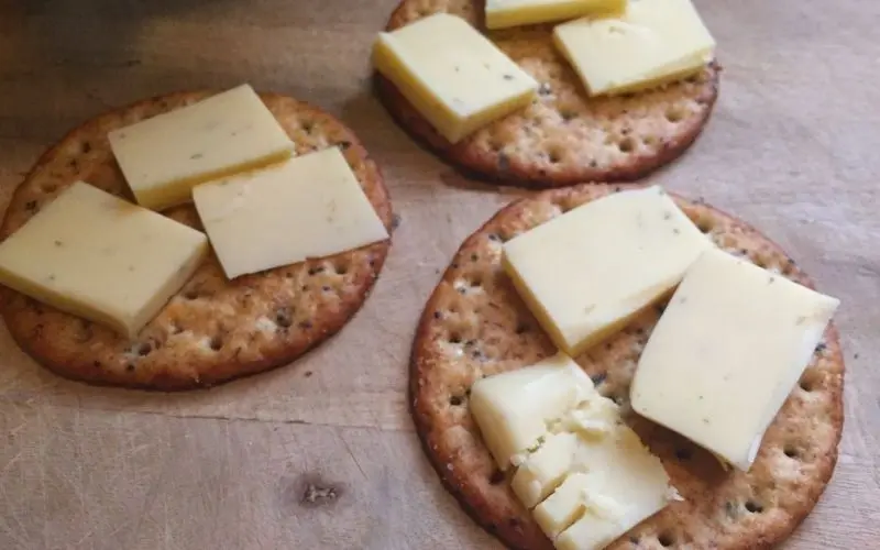 Three crackers with cheese - a classic, high-fiber snack