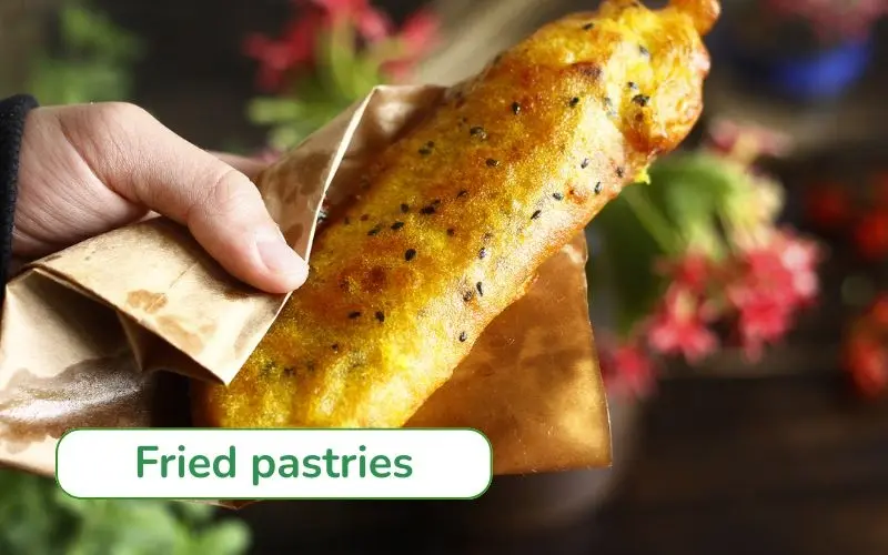 Fried cakes are hot and crispy, perfect for cold work days.