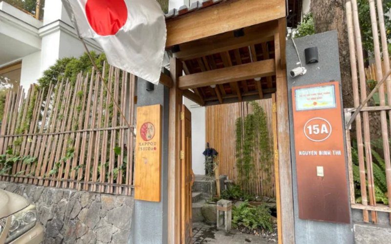 Không gian yên bình với hồ cá Koi và nội thất mang đậm dấu ấn Nhật Bản