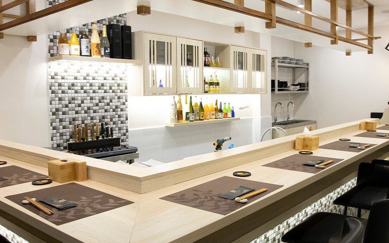 Không gian Ringo Sushi Omakase với bàn gỗ mộc và ánh sáng hiện đại