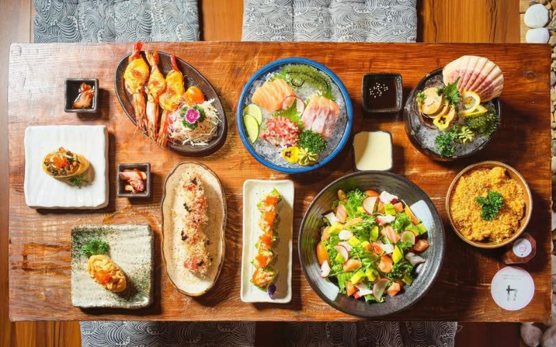 Các set sashimi và sushi được trình bày đẹp mắt, hương vị tươi đặc trưng.