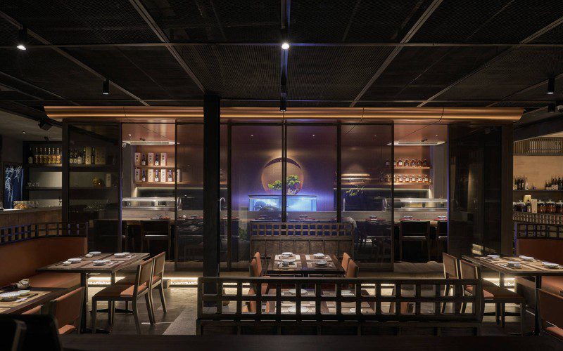 Quán sushi Gò Vấp Yume với thiết kế sang trọng, ánh sáng ấm cúng