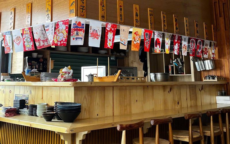 Quầy bar gỗ sáng màu với decor theo phong cách Nhật Bản