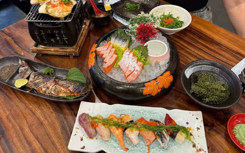 Thực đơn đa dạng với nhiều món sushi độc đáo và hấp dẫn